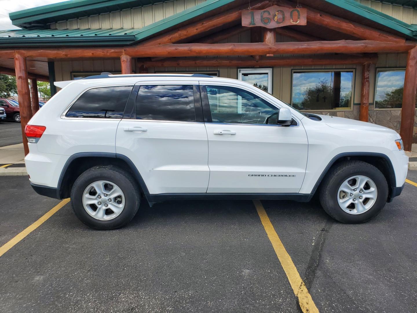 2014 White /Black Jeep Grand Cherokee Laredo (1C4RJFAGXEC) with an 3.6L V6 24 Valve VVT engine, 8-Speed Automatic transmission, located at 1600 E Hwy 44, Rapid City, SD, 57703, (605) 716-7878, 44.070232, -103.171410 - Photo#4